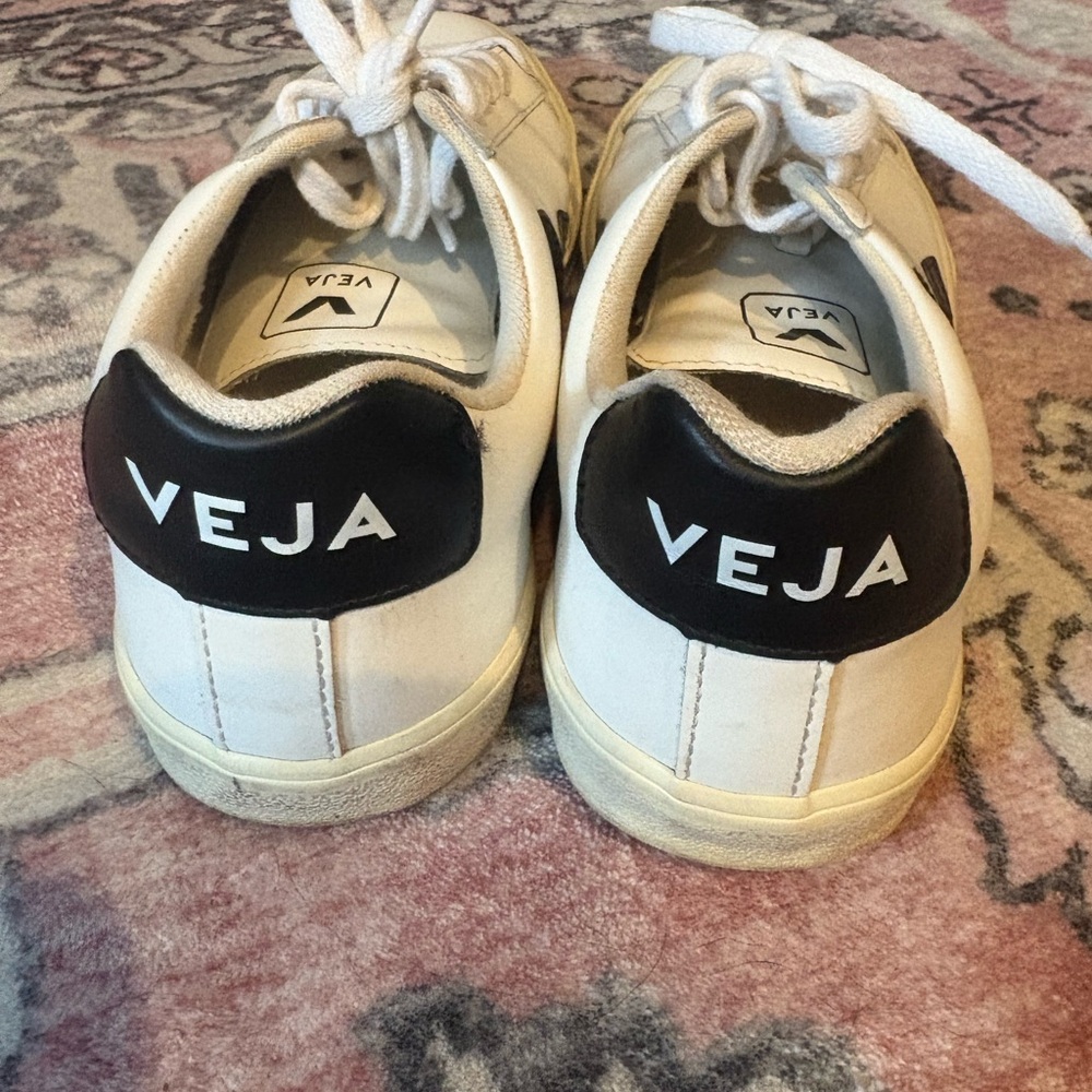 Veja White Leather Sneakers with Black Details, size 6 (US), 37 (EU) - Picture 4 of 10